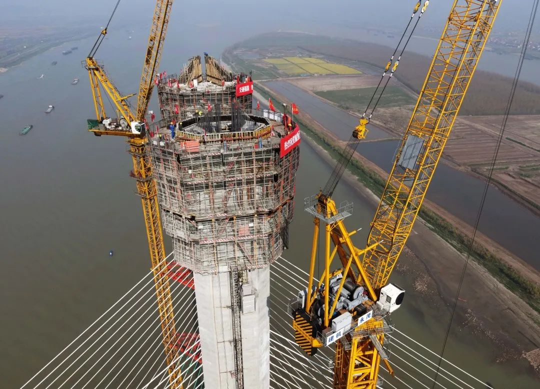 牛我国首座交叉索斜拉桥主塔今日封顶