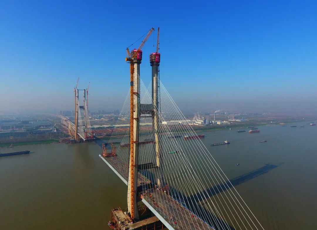 牛我国首座交叉索斜拉桥主塔今日封顶