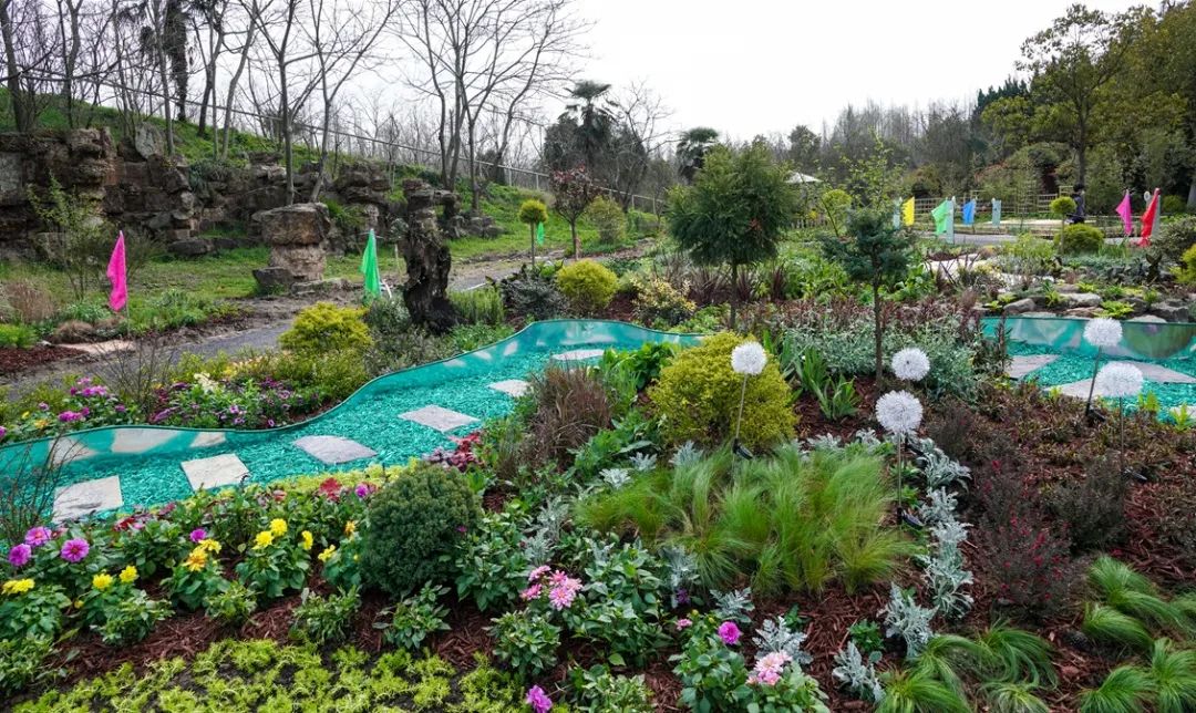 首届中国国际花境大赛进入竞赛环节附部分作品施工现场图