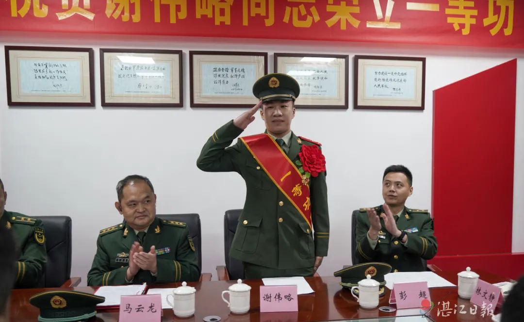 军地领导与谢伟略及其家属开展座谈交流.军人意志,薪火相传.