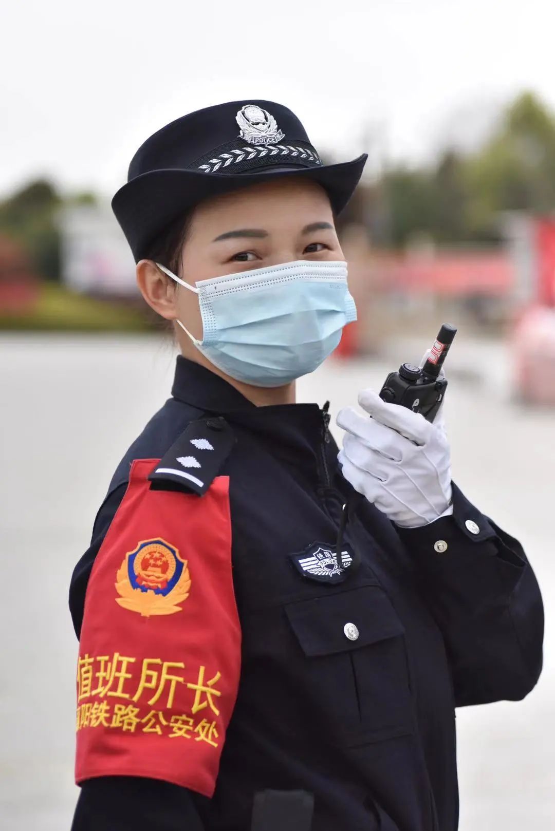 23年后抱树女孩成为一名铁路女警