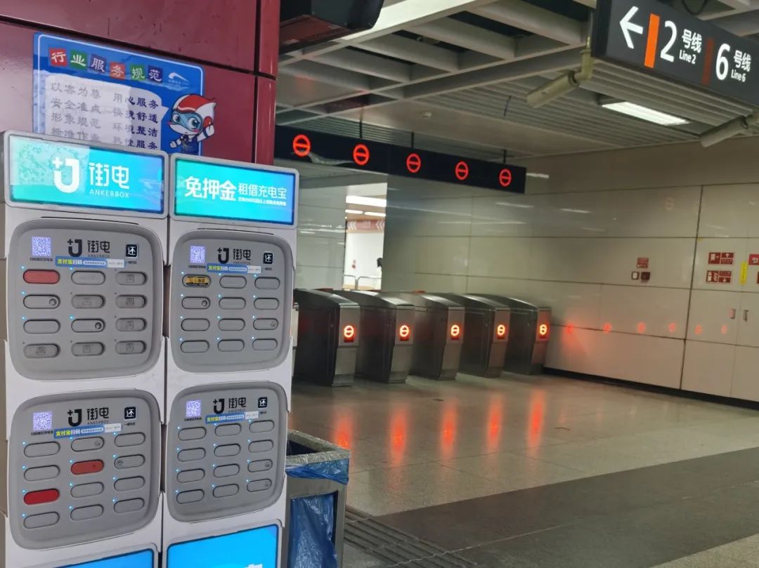 街电几乎垄断了地铁站内的共享充电宝想走却走不出来的出站人但是并没