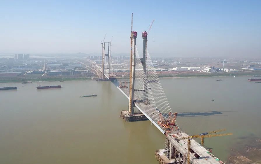 国内首座交叉索斜拉桥鳊鱼洲长江大桥主塔全部封顶