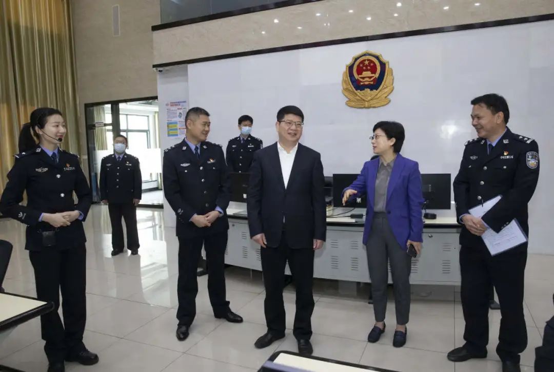 市领导潘超英,叶伟明,王孔羽,谢琦,及市人民法院院长陈键分别参加.