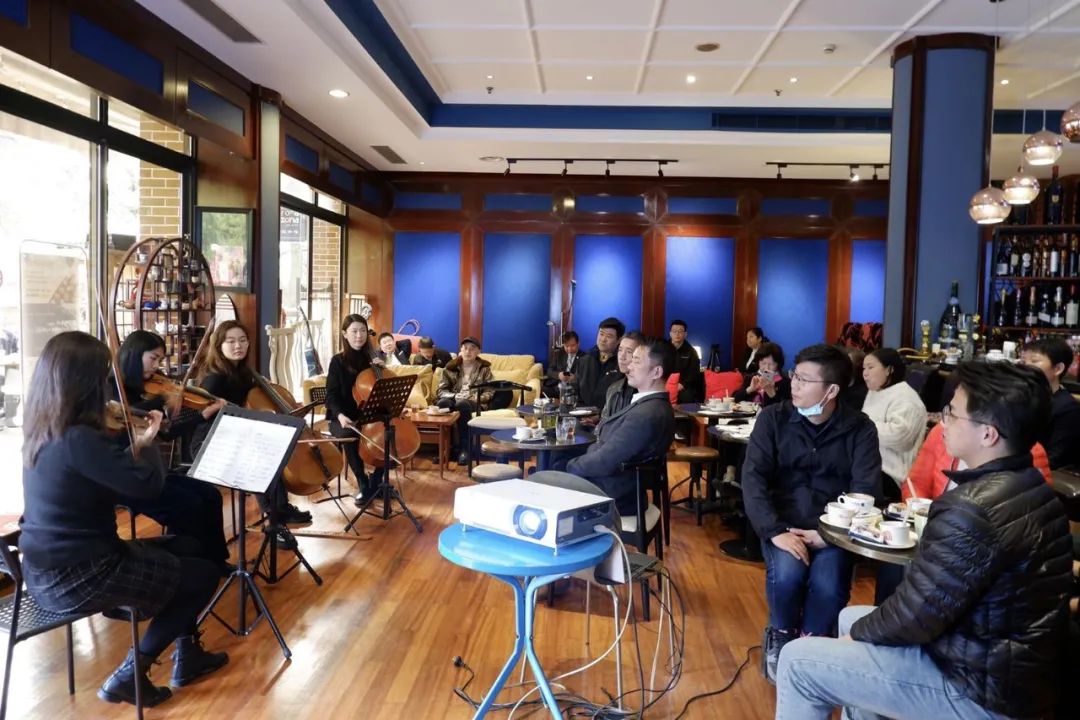 龙柏饭店咖啡厅里的这场小型红色音乐会创意新效果好