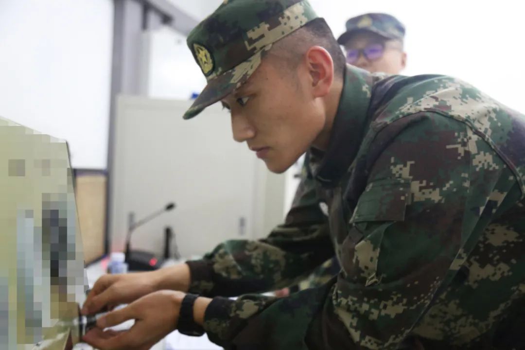 火箭军某部数百名新号手取得战场入场券