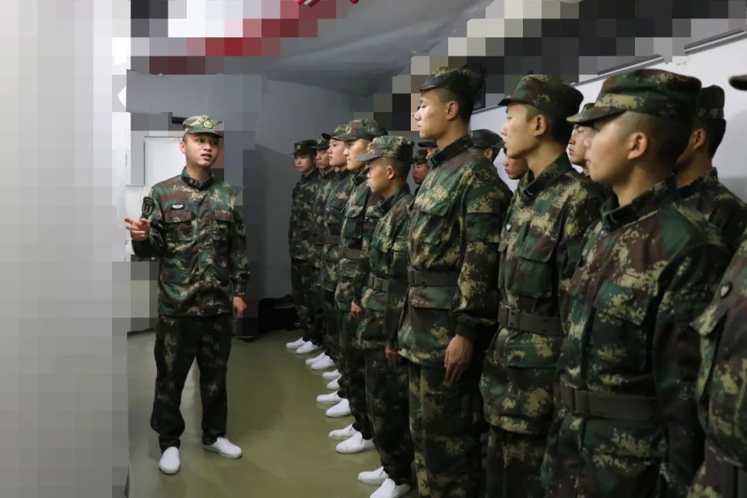 火箭军某部数百名新号手取得战场入场券