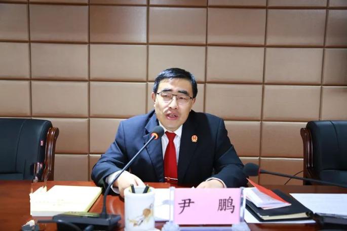 泾源县法院党组书记,院长尹鹏为全院干警讲主题党课