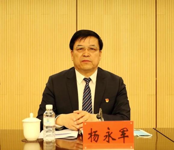 管委会副主任杨永军传达学习了全国,自治区,市旗"两会"精神.