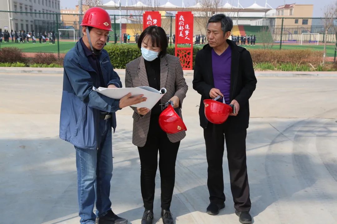 宋文静一行先后来到了淮镇中学,河街中心校,职教中心