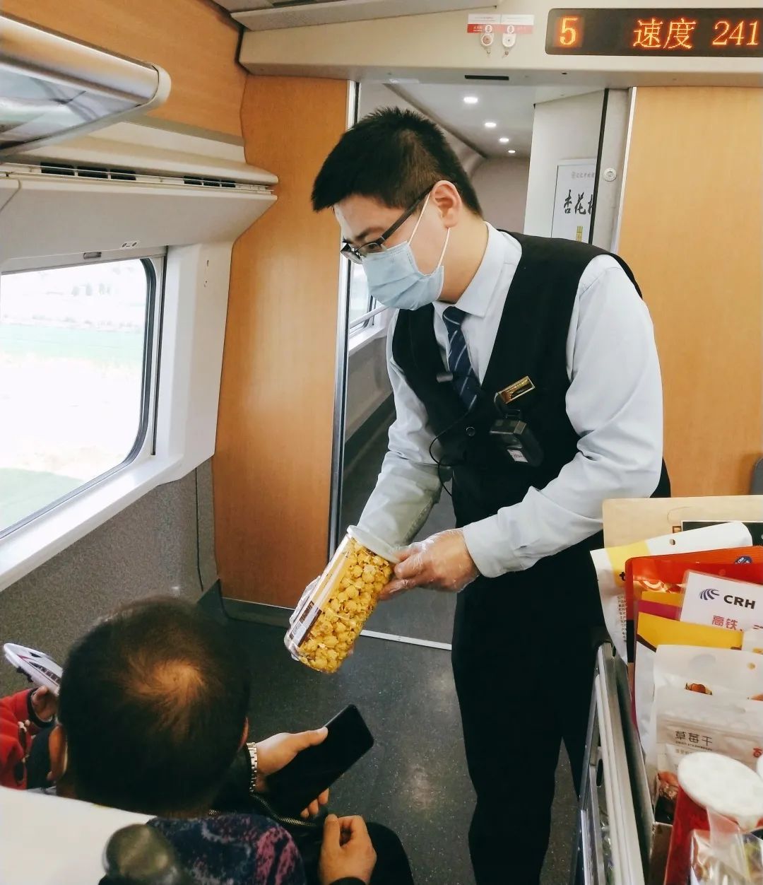 下面,让我们走进高铁车厢首次聘用男餐吧人员值乘在太原局集团公司所