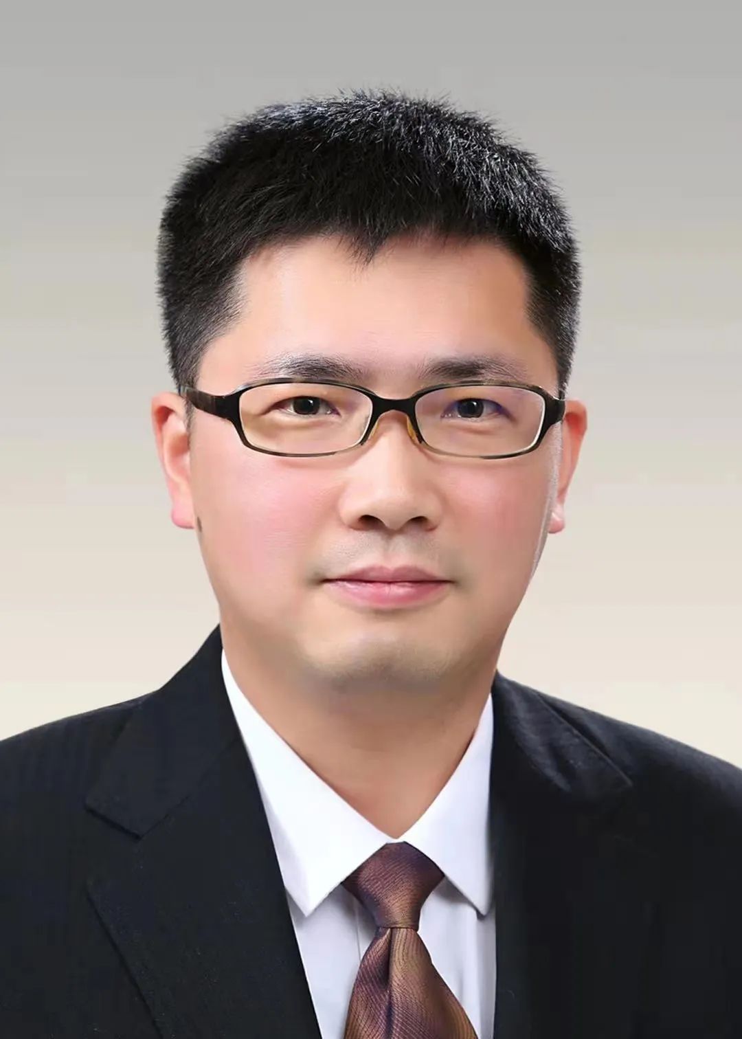 张旻,男,1979年1月出生,汉族,籍贯上海市,大学,经济学学士,2002年7月