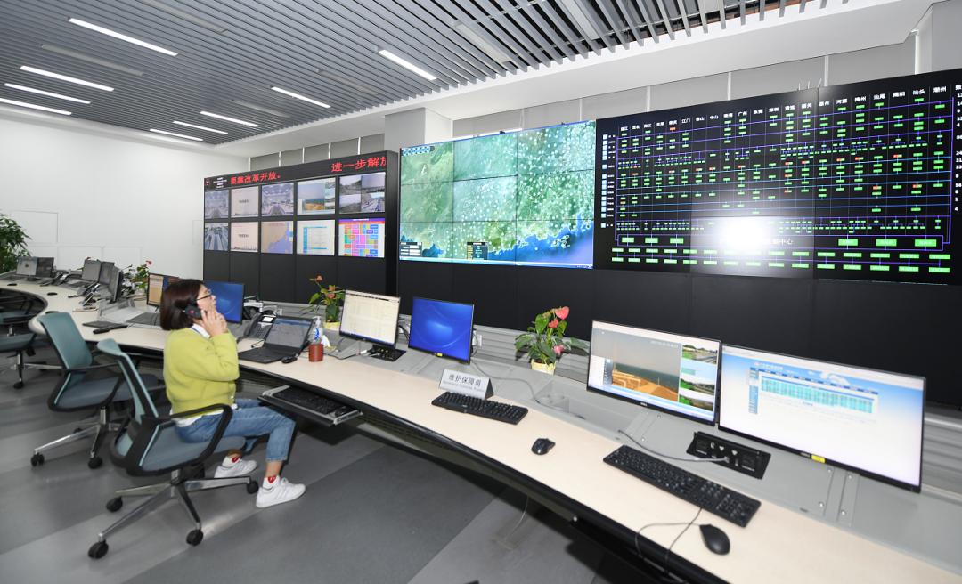 省气象探测数据中心运行监控大厅省气象局副局长曾琮,市领导黄权