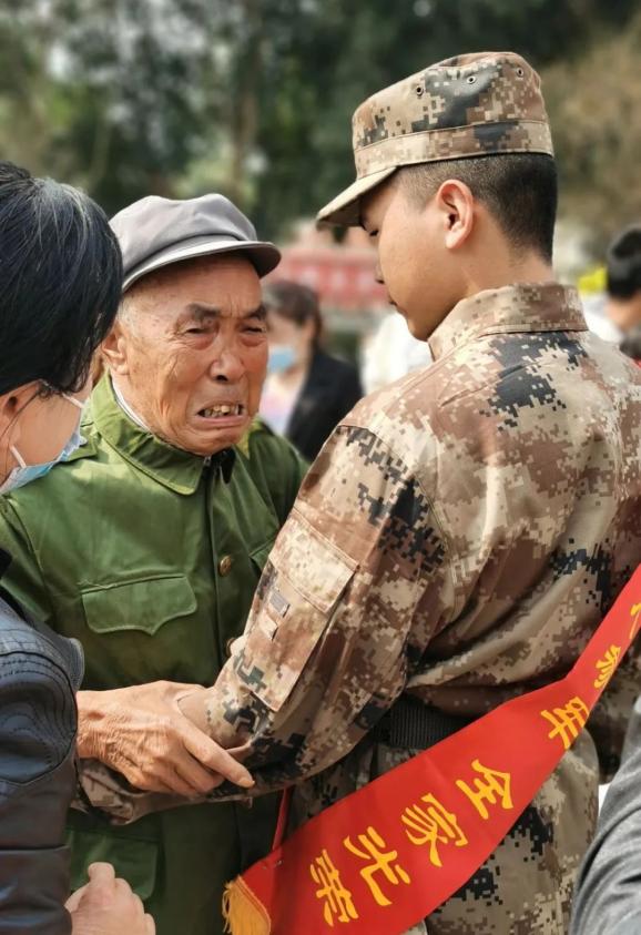 嚎啕大哭抱着即将入伍的孙子76岁的老兵爷爷出现了感人的一幕云南保山