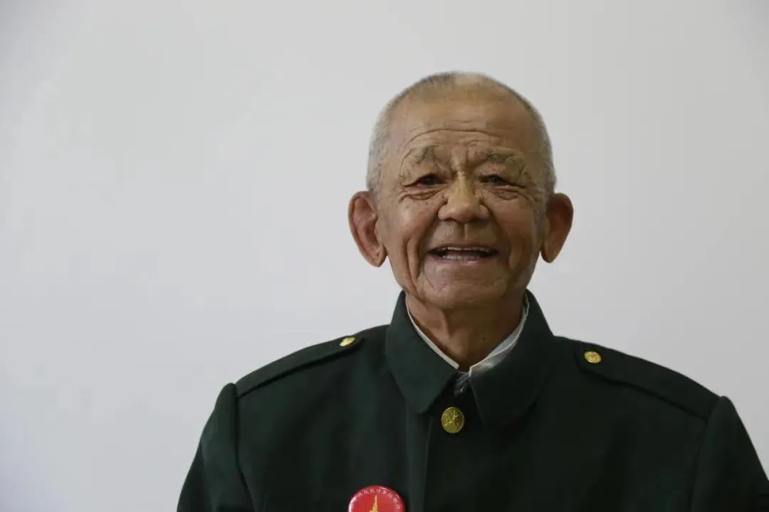 司凤章现居肇州光荣院1957年10月退伍回乡务农1954年10月参军张士忠