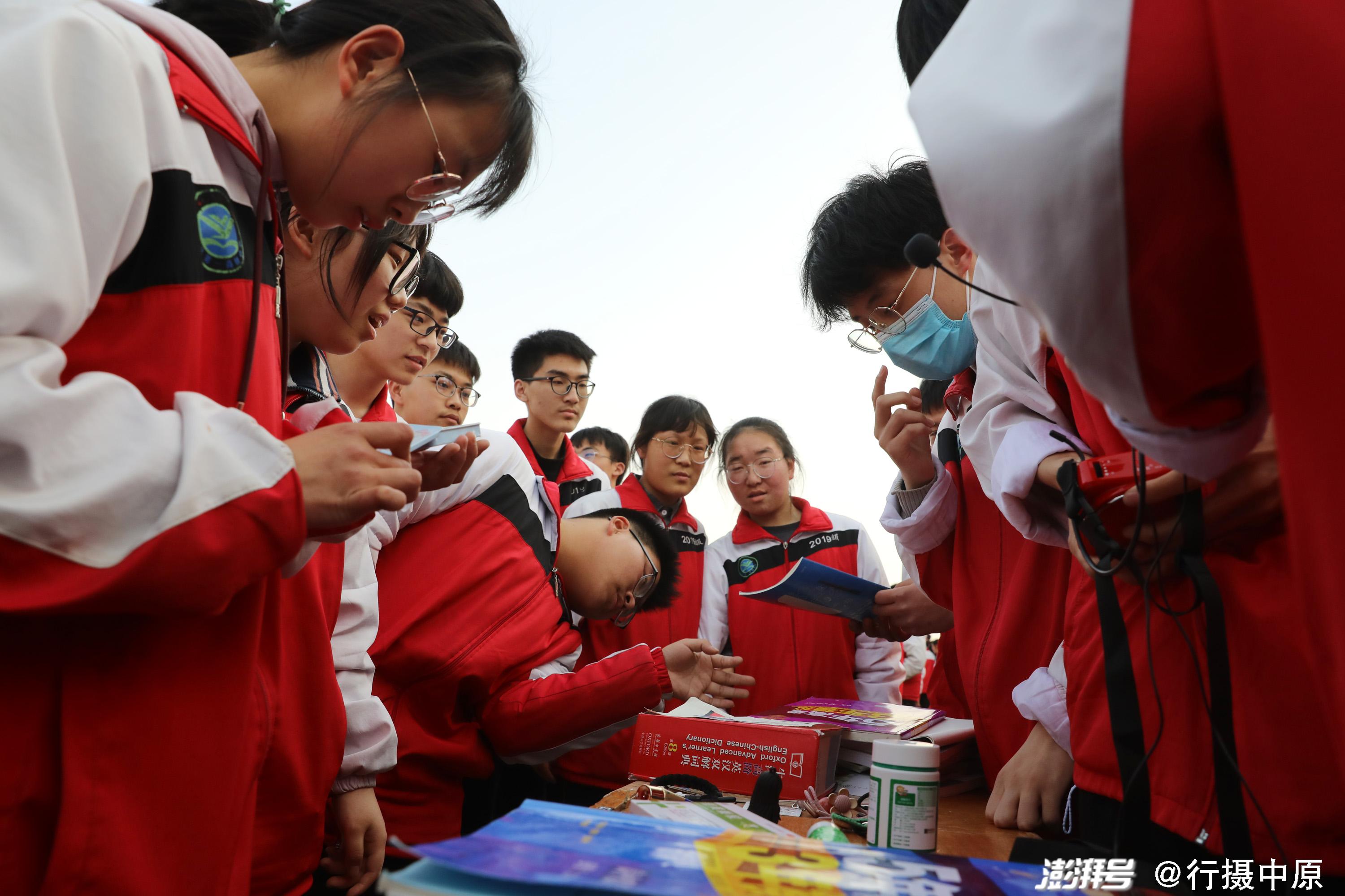 爱心传递图片真人学生图片