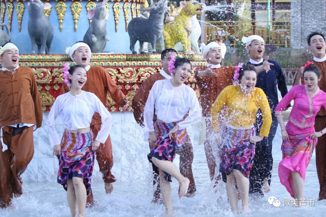 泼水节怎么过来一场全民傣装大秀有大奖的那种
