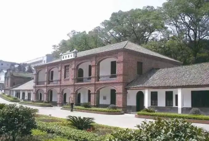 闭馆检修)参观时间:9:00-17:00(夏季)9:00-16:00(冬季)百趟专列进苏区