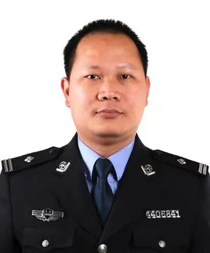 刘所长讲党课,让我深受教育,一例例触目惊心的反面案例,证明队伍教育