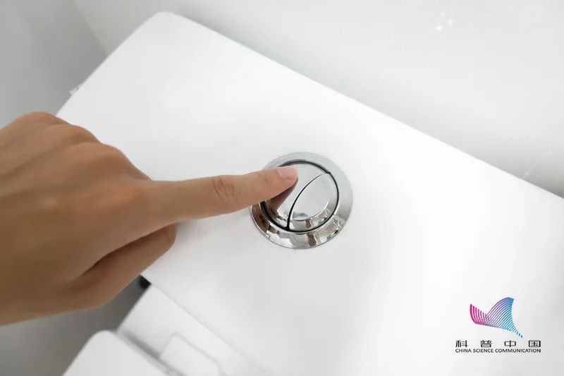 马桶上的两个冲水按钮很多人都按错了看看有你吗