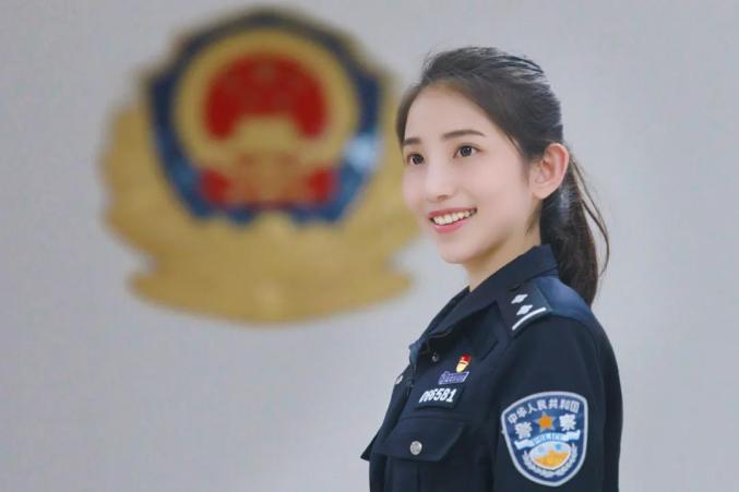 关注这些警察女主播被曝光