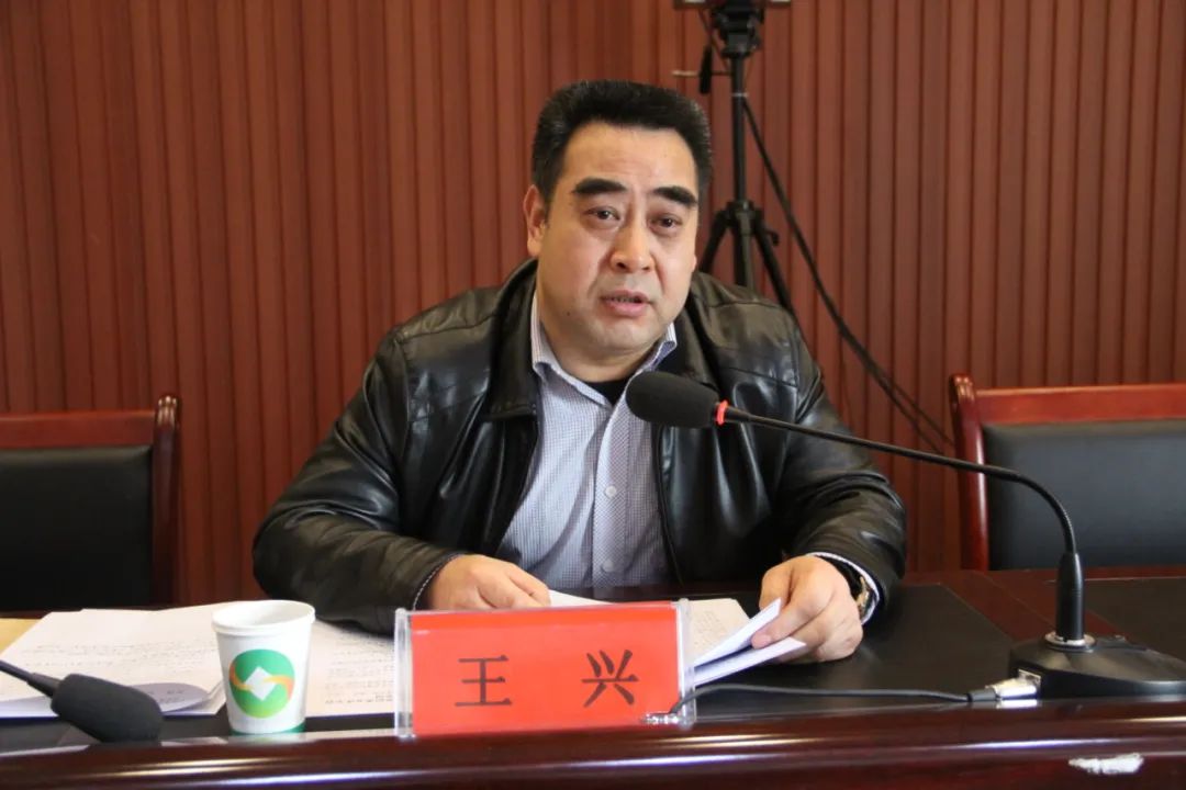 在专题讲座中,王兴围绕全面从严治党,坚持政治建警,从严治警,落实党风