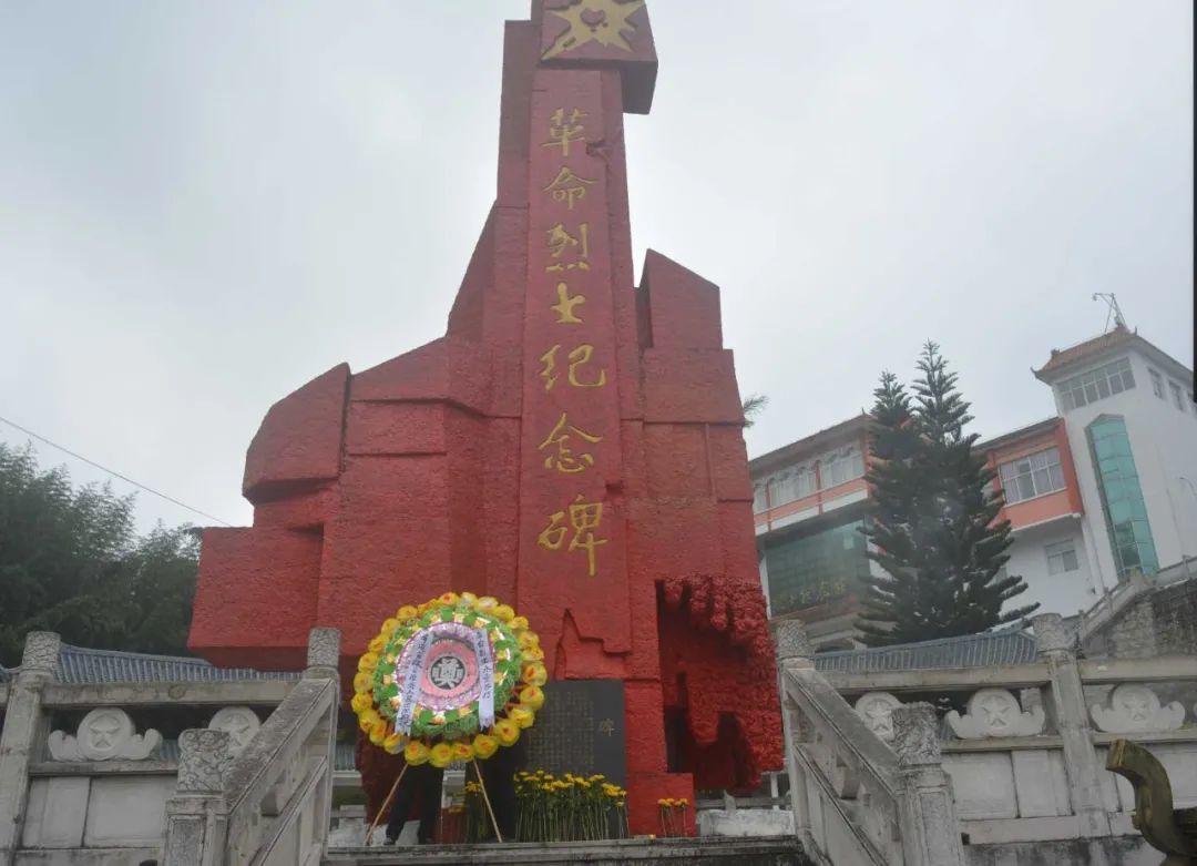 教育整顿屏边县人民法院到烈士陵园开展爱国主义教育