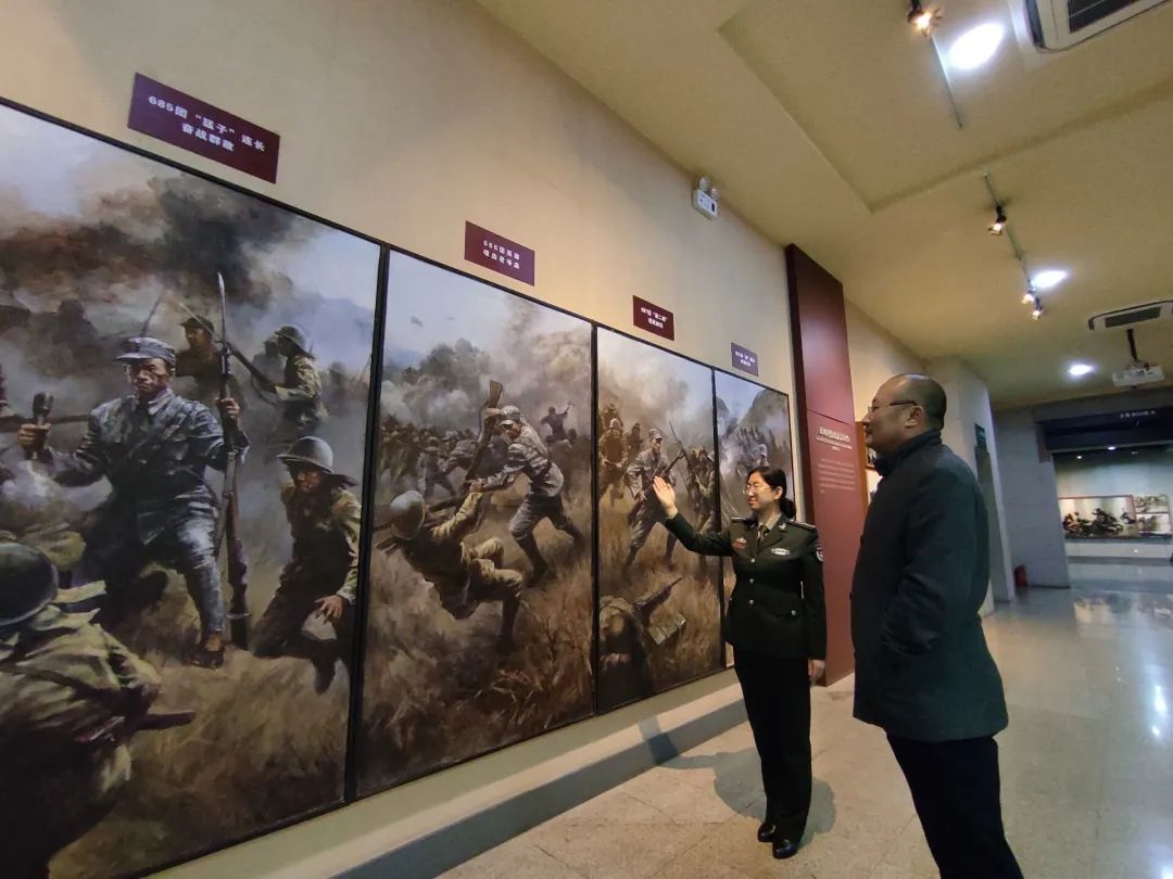 平型关大捷纪念馆文史研究部主任毛春桃为参观者讲解