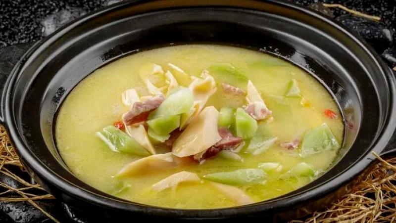 上海普陀即使是一个大的竹笋,因其各个部位鲜嫩程度不同,可分档食用