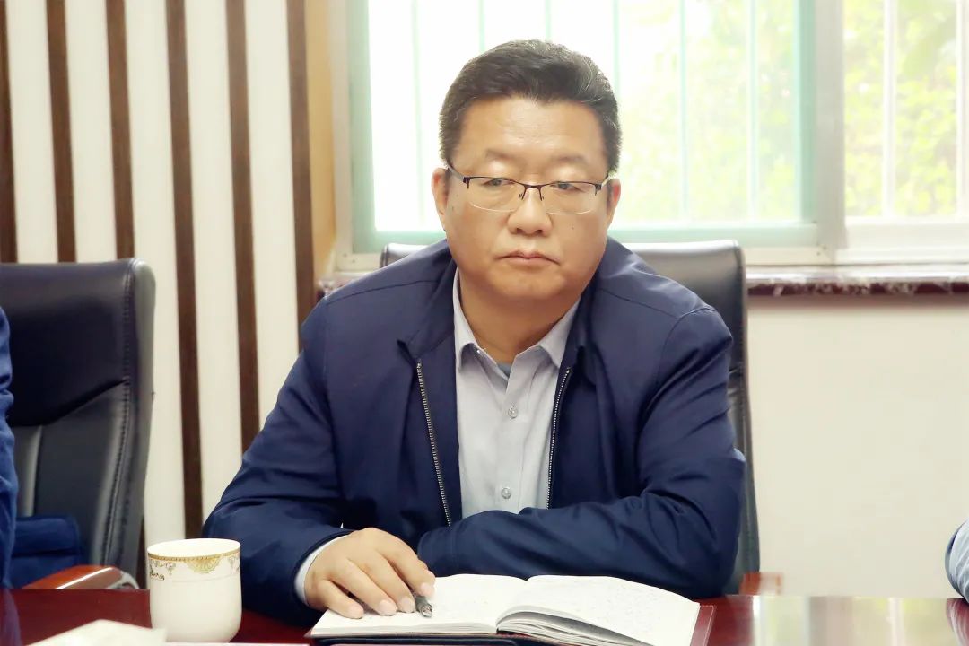 座谈会上,市司法局党委委员,副局长王春平针对代表提出的建议,从加强