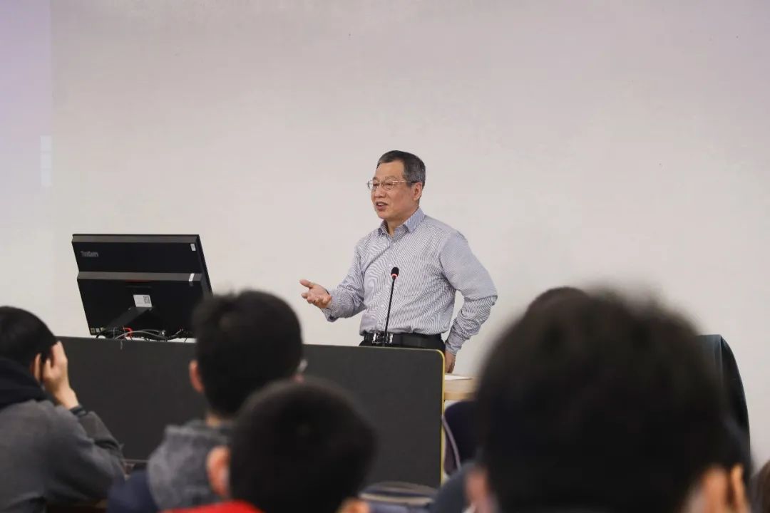 先修学堂开课首日全市144所高中高一学生提前体验复旦生活有视频