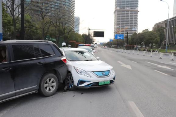 巡邏至奔競大道鴻寧路路口時,發現路口有一起兩車事故,佔據兩個車道