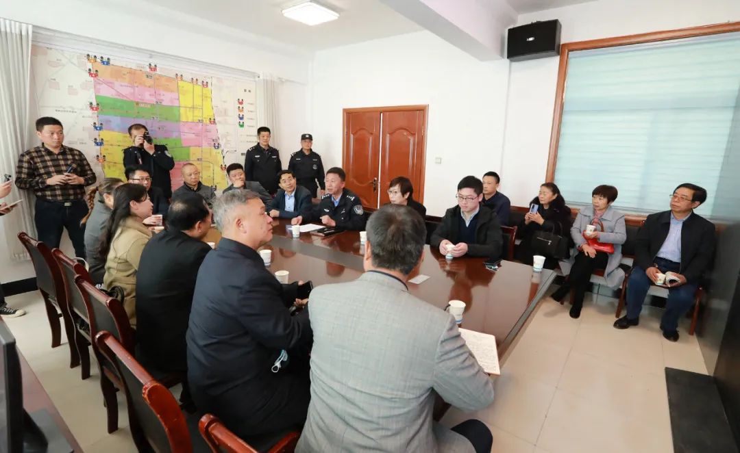 在随后的座谈会上,曹县公安局党委副书记,副局长任坤鹏向各位代表汇报