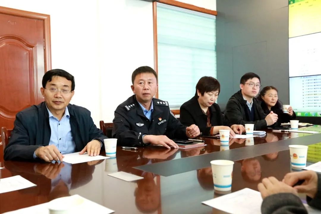 在随后的座谈会上,曹县公安局党委副书记,副局长任坤鹏向各位代表汇报