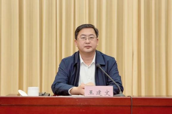 区政法教育整顿领导小组第一副组长,办公室主任王建文给全区政法干警