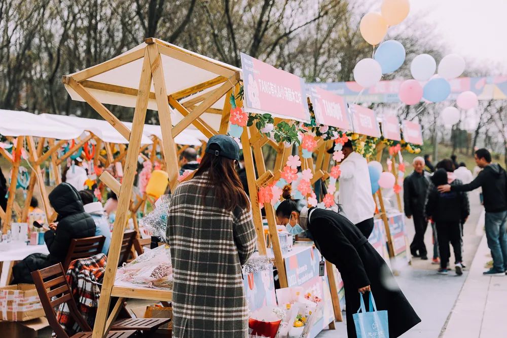 超好逛耶~一个个创意小摊子包罗万象温度手作,吉他民谣……治愈鲜花