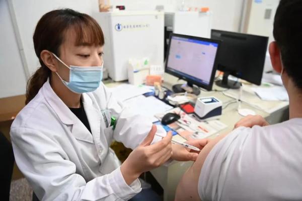 市中区委副书记,区长翟立波到鲁鹰宾馆大型临时疫苗接种点察看筹备