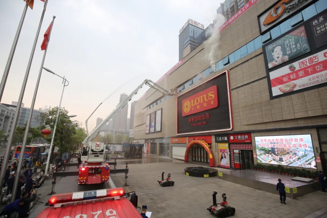 湖南一大型商场发生"火灾",180余名消防员前往救援