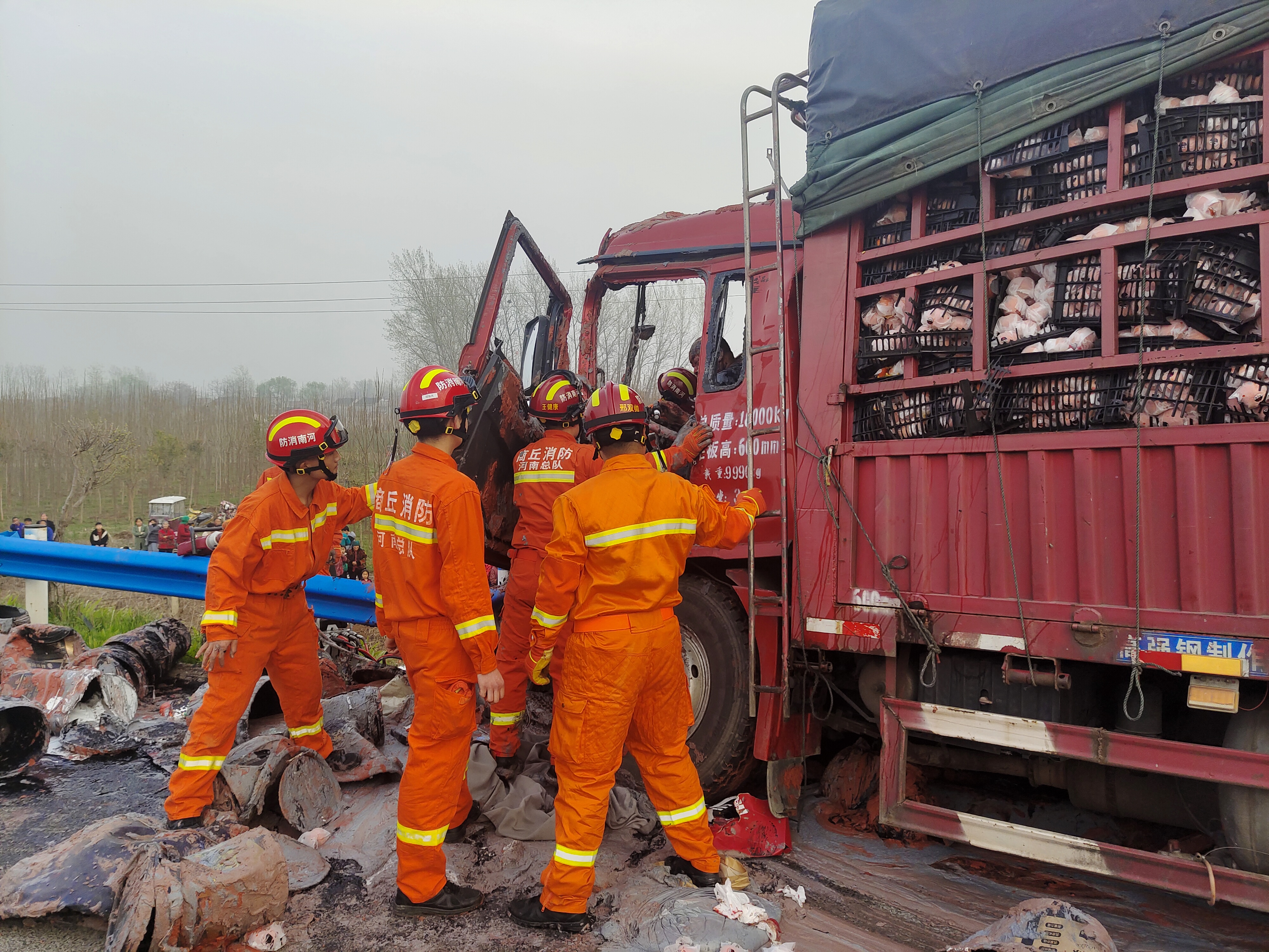 位于商南高速柘城县路段周口向商丘方向80公里处发生交通事故现场一名