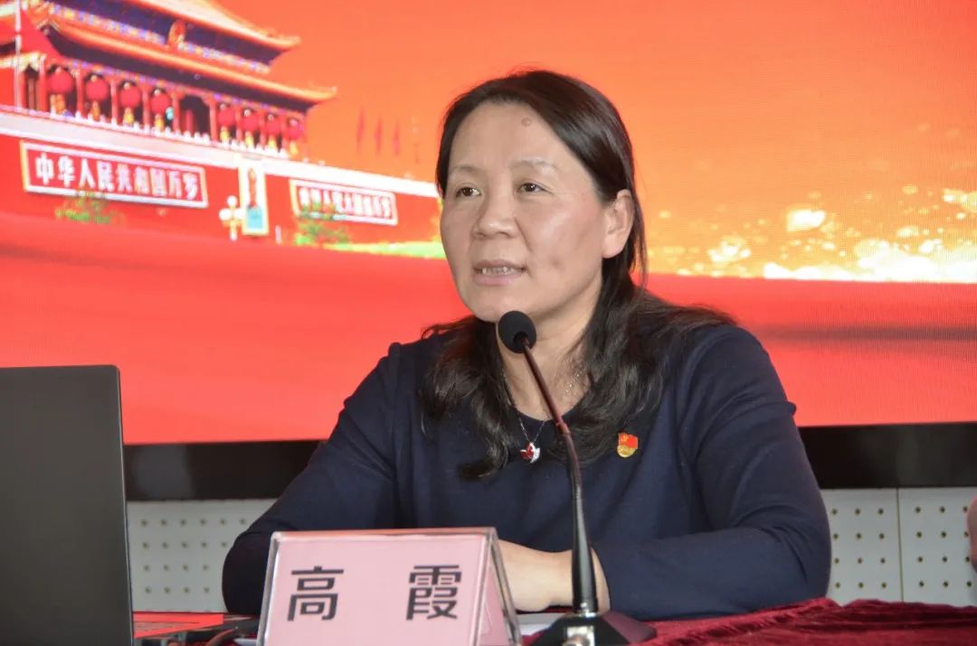 主持,区疾控中心党支部书记高霞传达区卫健系统动员会精神并进行部署