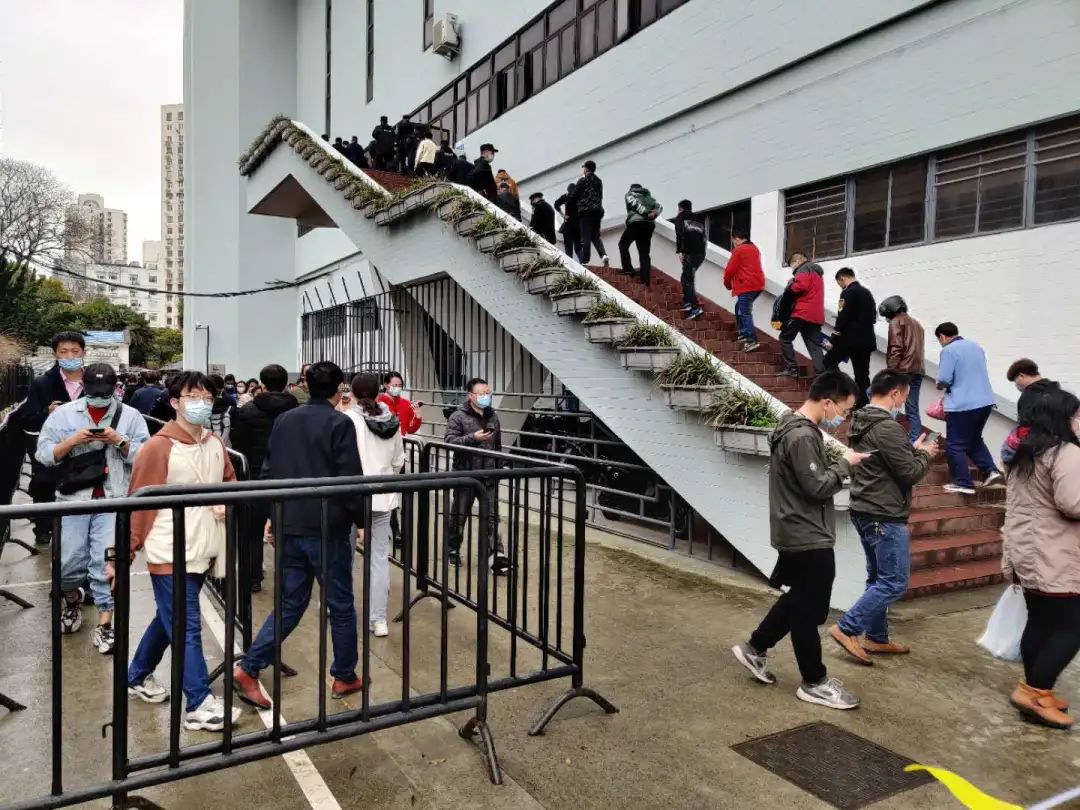 蛇形通道连夜上岗 疫苗接种高峰不怕拥挤啦!