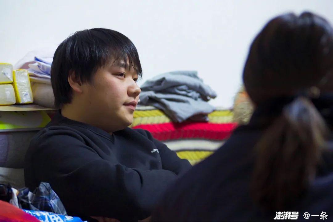 一部一镜到底的真实纪录片 家庭会议 我折返回家庭琐事