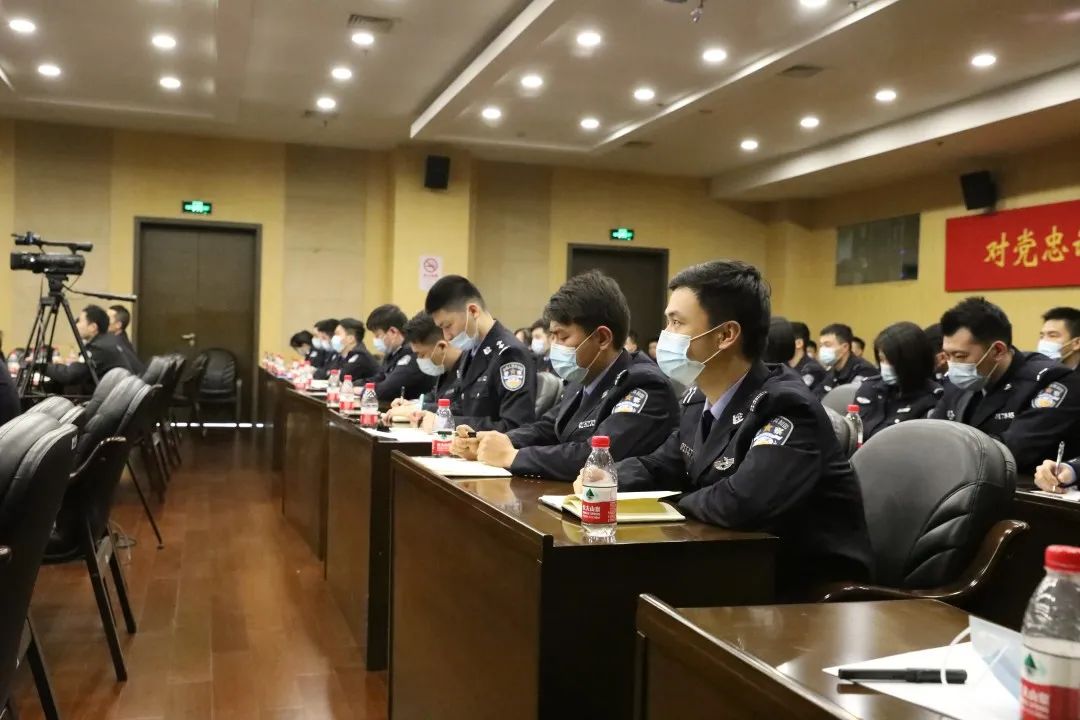 近日,上海市公安局黄浦分局通过电视电话会议的形式,组织全局1000余名