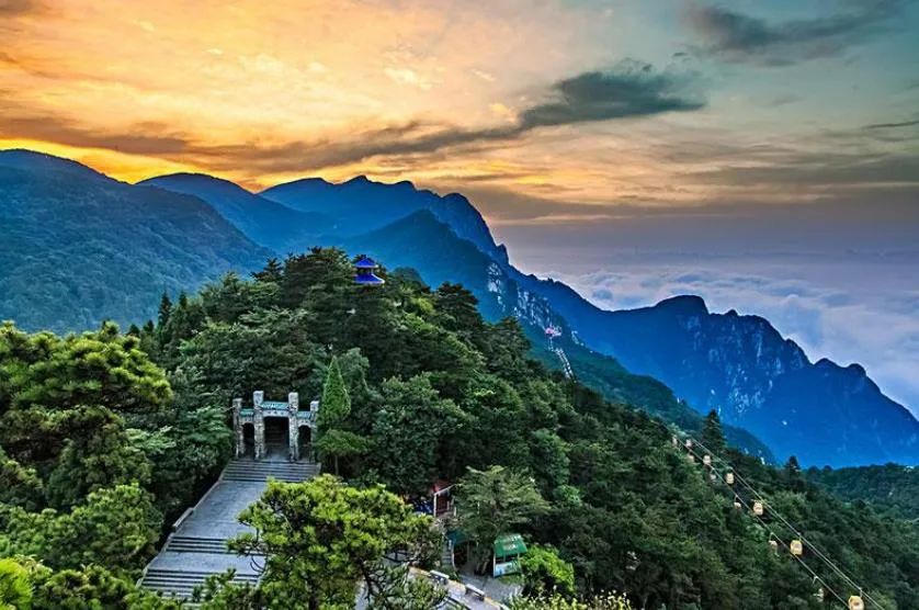 庐山风景区前往贺嘉山陵园的车辆,在高峰时段,可在芳兰大道,白鹿大道