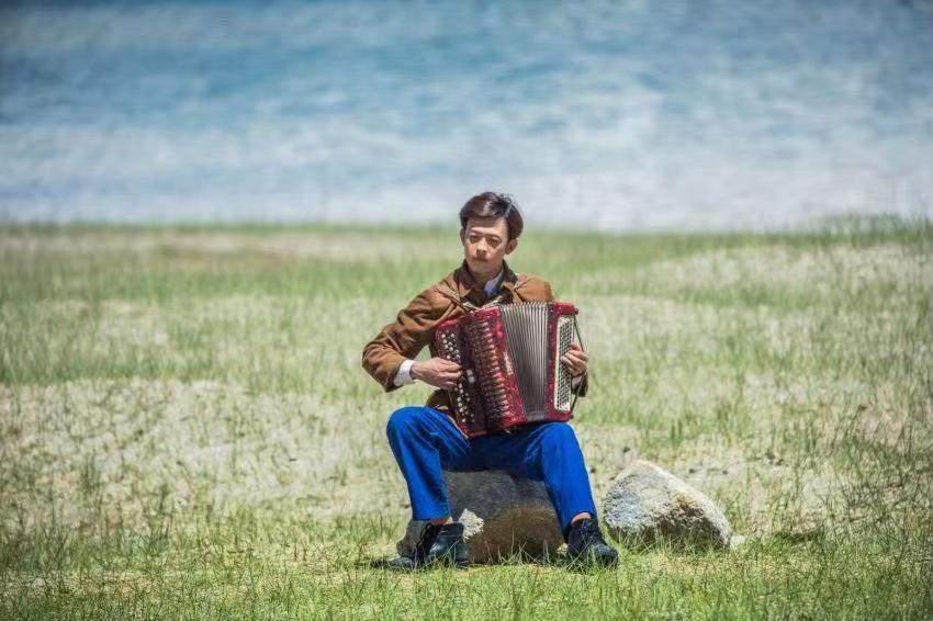 自治区文化和旅游厅大力支持,天山电影制片厂摄制的电影《歌声的翅膀