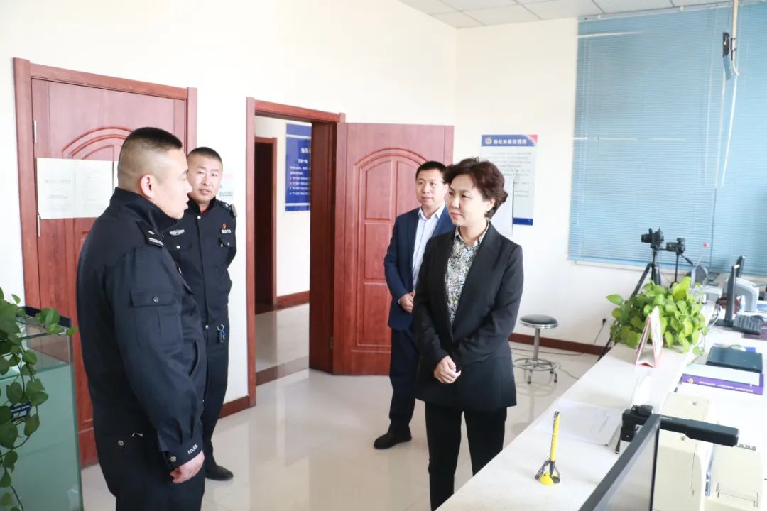 县委书记李春燕采取四不两直方式暗访督导政法队伍教育整顿情况