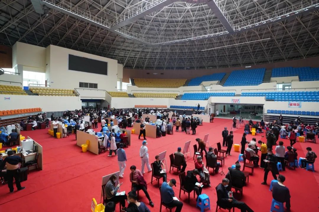 主要服务海门,白云,葭沚的市民地点:椒江区体育馆椒江首个方舱接种点