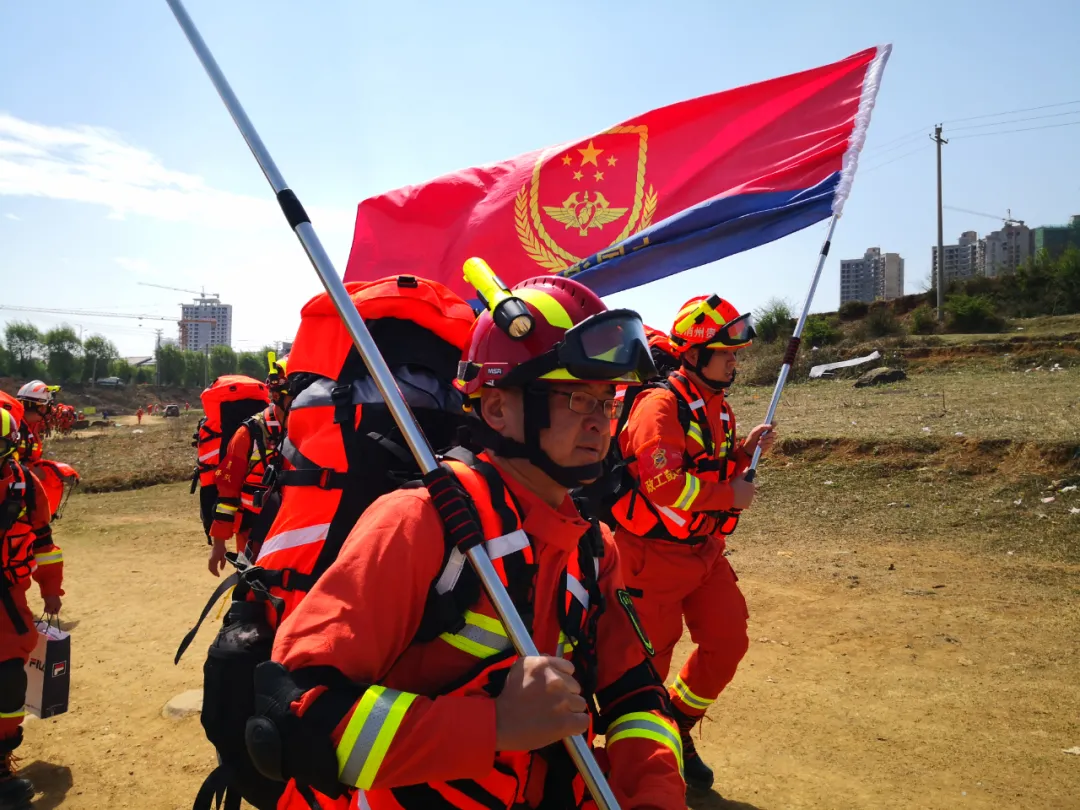 凉都消防60人地震救援队全员全装抵达7级地震震中