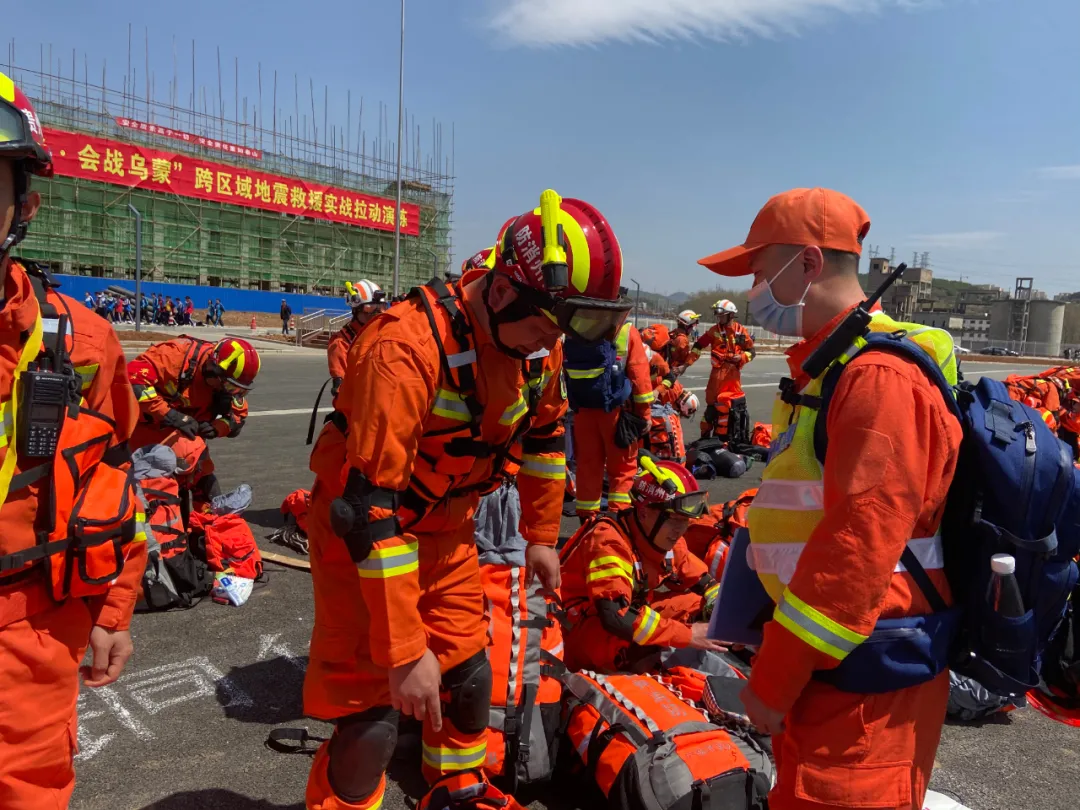 凉都消防60人地震救援队全员全装抵达7级地震震中