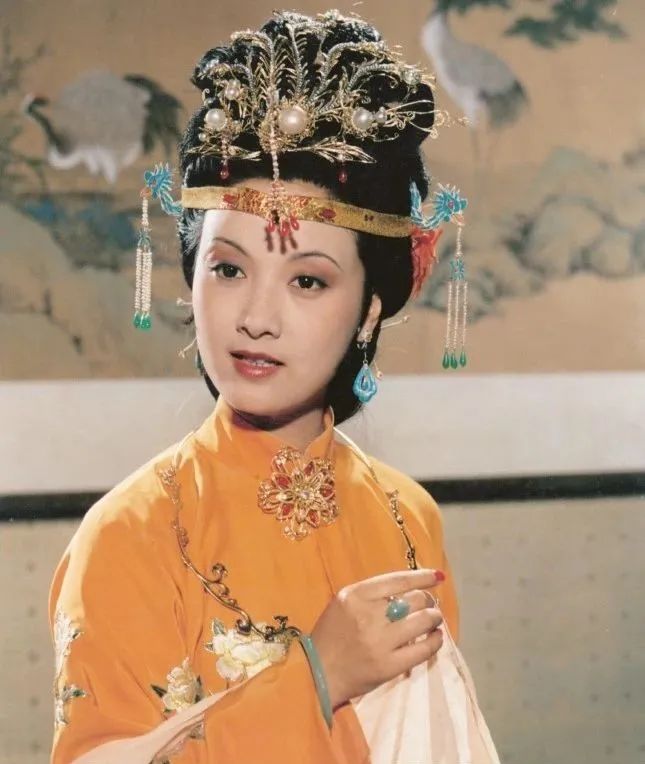 75仔细看,87版剧中光是迎春,惜春,探春的眉毛,的确也是不一样的,各